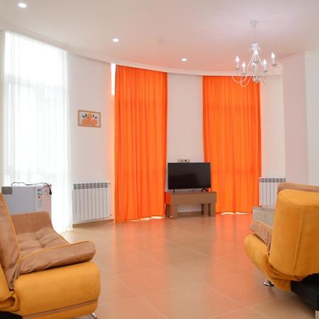 Orange Home Hotel Batoemi Buitenkant foto