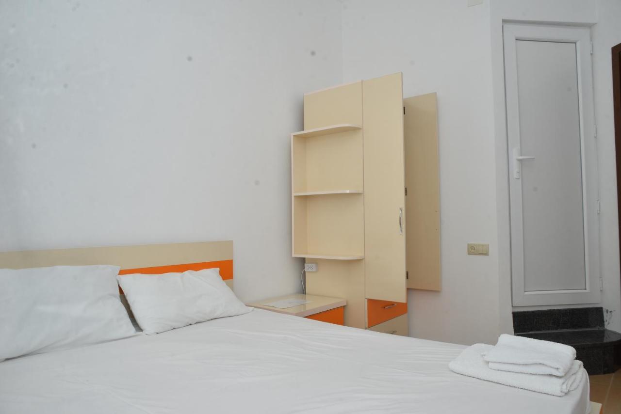 Orange Home Hotel Batoemi Buitenkant foto