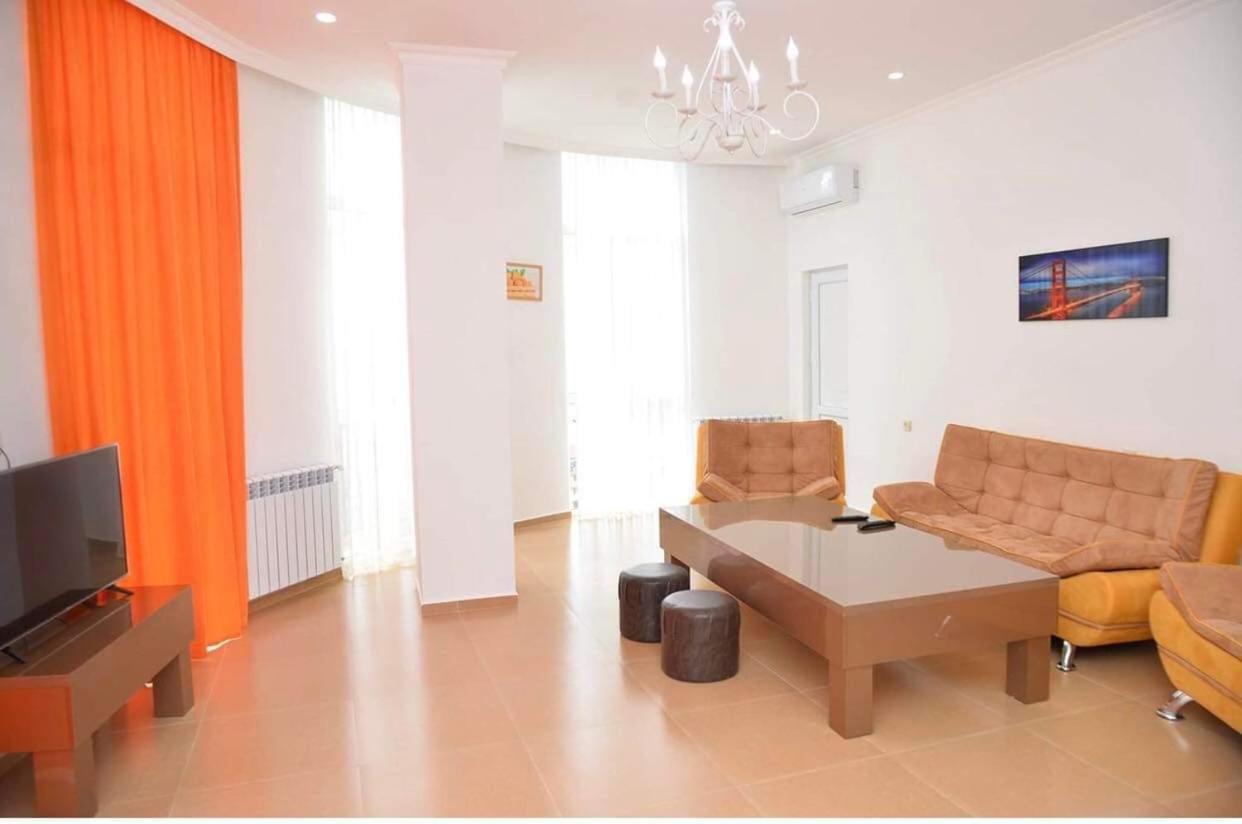 Orange Home Hotel Batoemi Buitenkant foto
