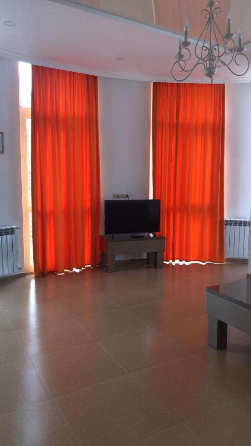 Orange Home Hotel Batoemi Buitenkant foto