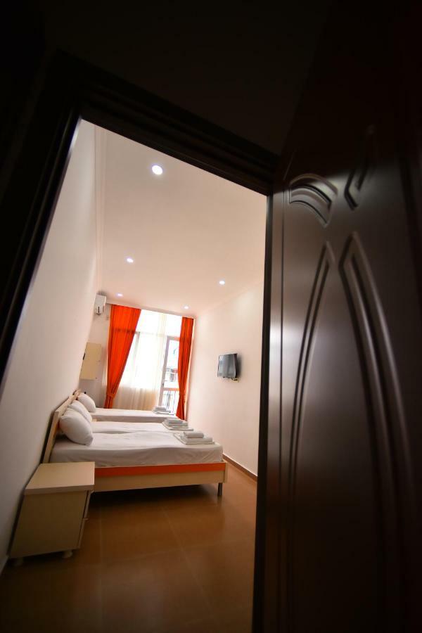 Orange Home Hotel Batoemi Buitenkant foto