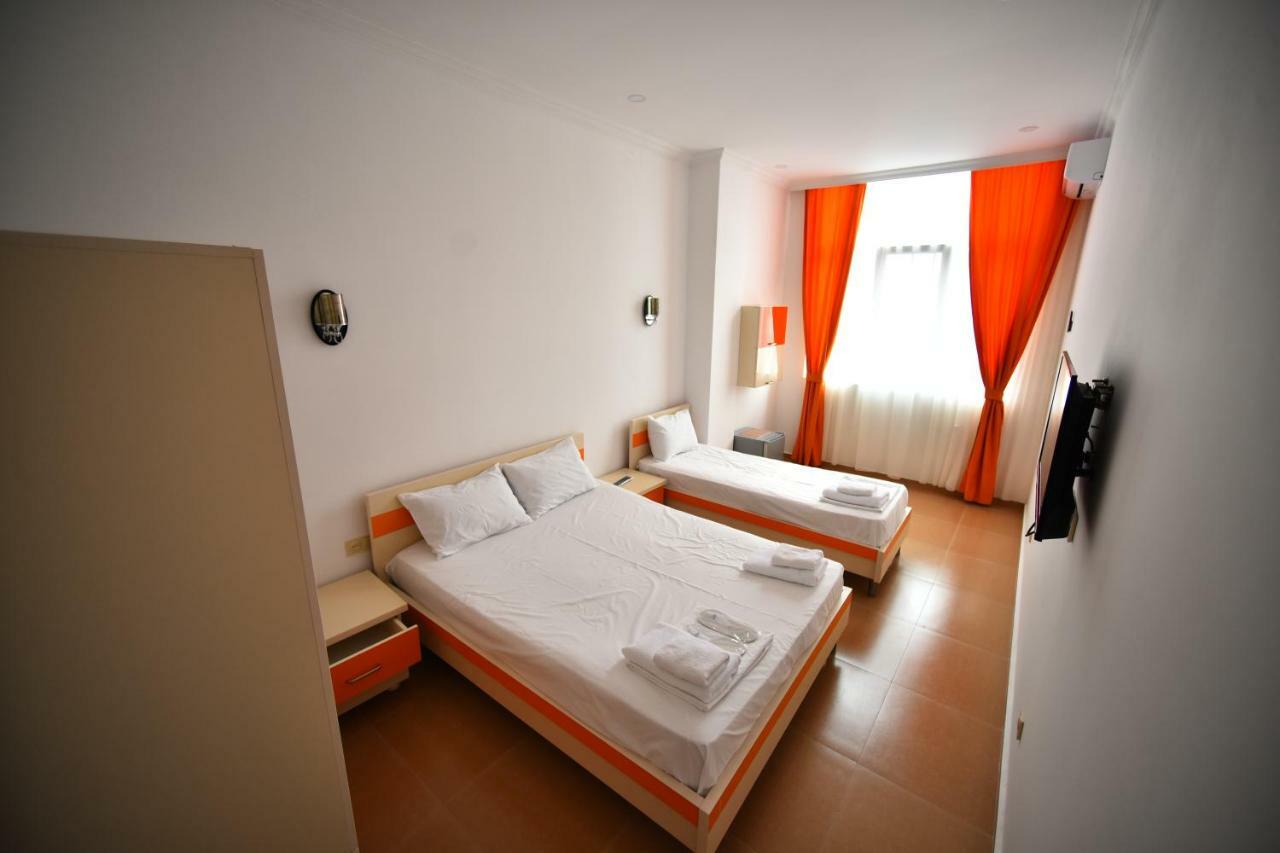 Orange Home Hotel Batoemi Buitenkant foto