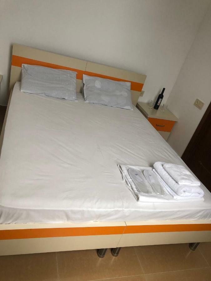 Orange Home Hotel Batoemi Buitenkant foto